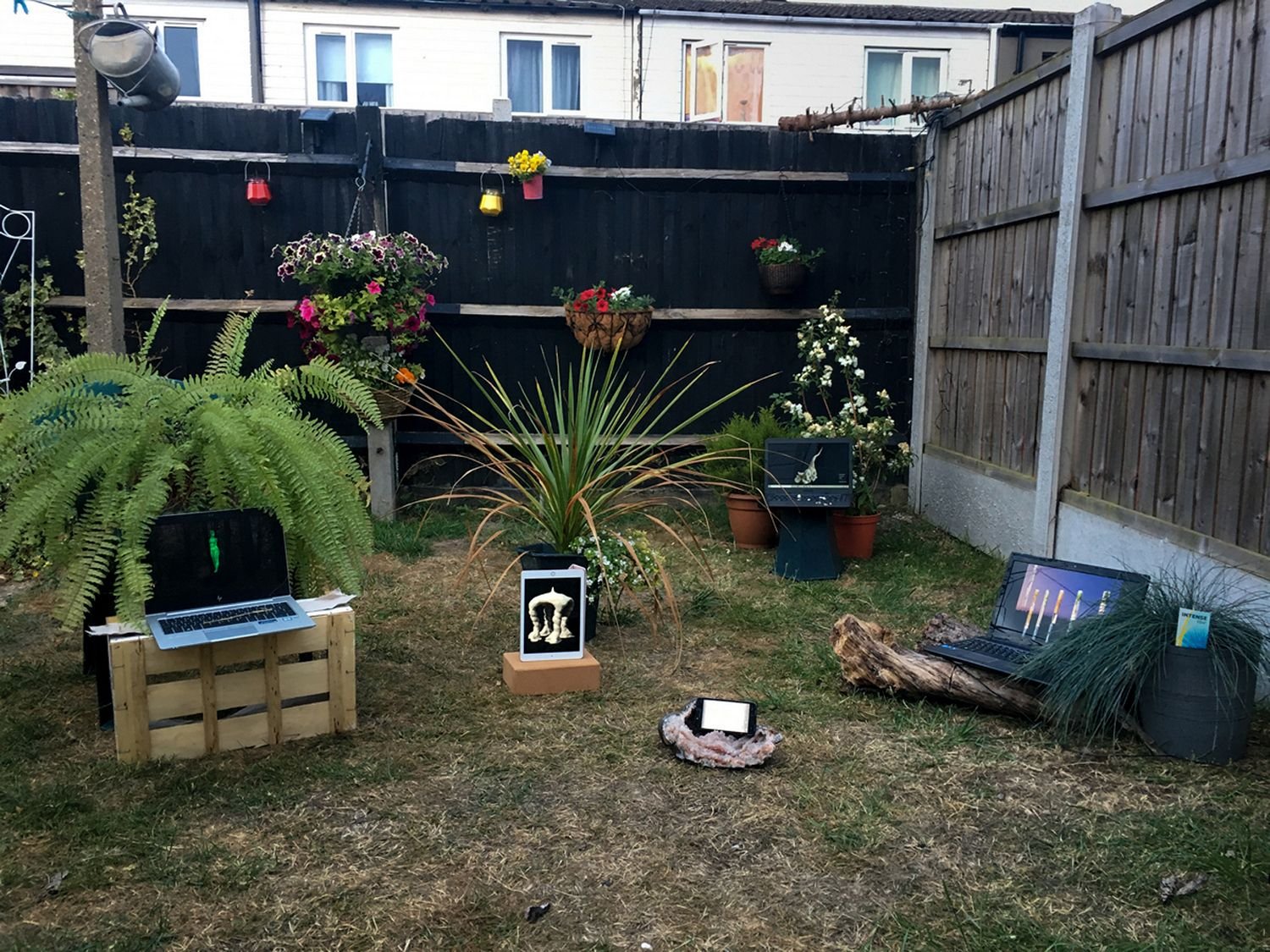 Экспозиция выставки «Мерцание (не)возможного», частный сад, Лондон, Великобритания. 5 июня 2020 года. Автор фотографии: Ксения Каско/Скрытый сад